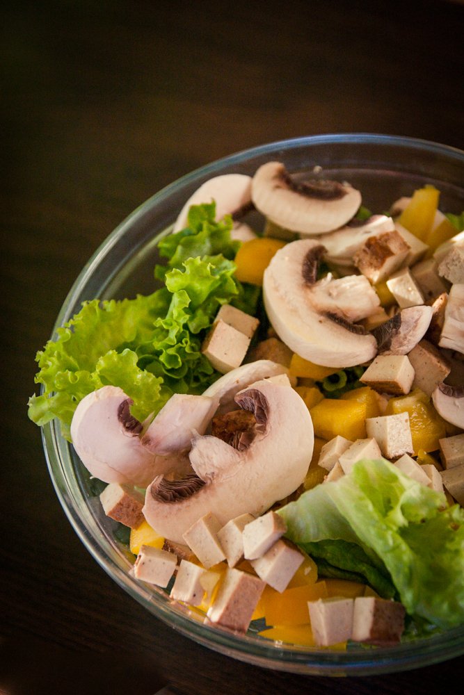dés de tofu fumé dans une salade